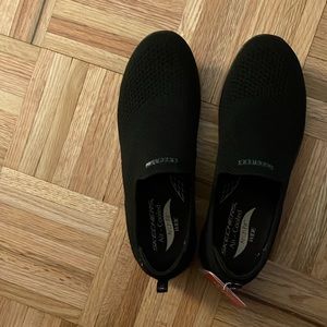 NWT Skechers arch fit 9 wide black